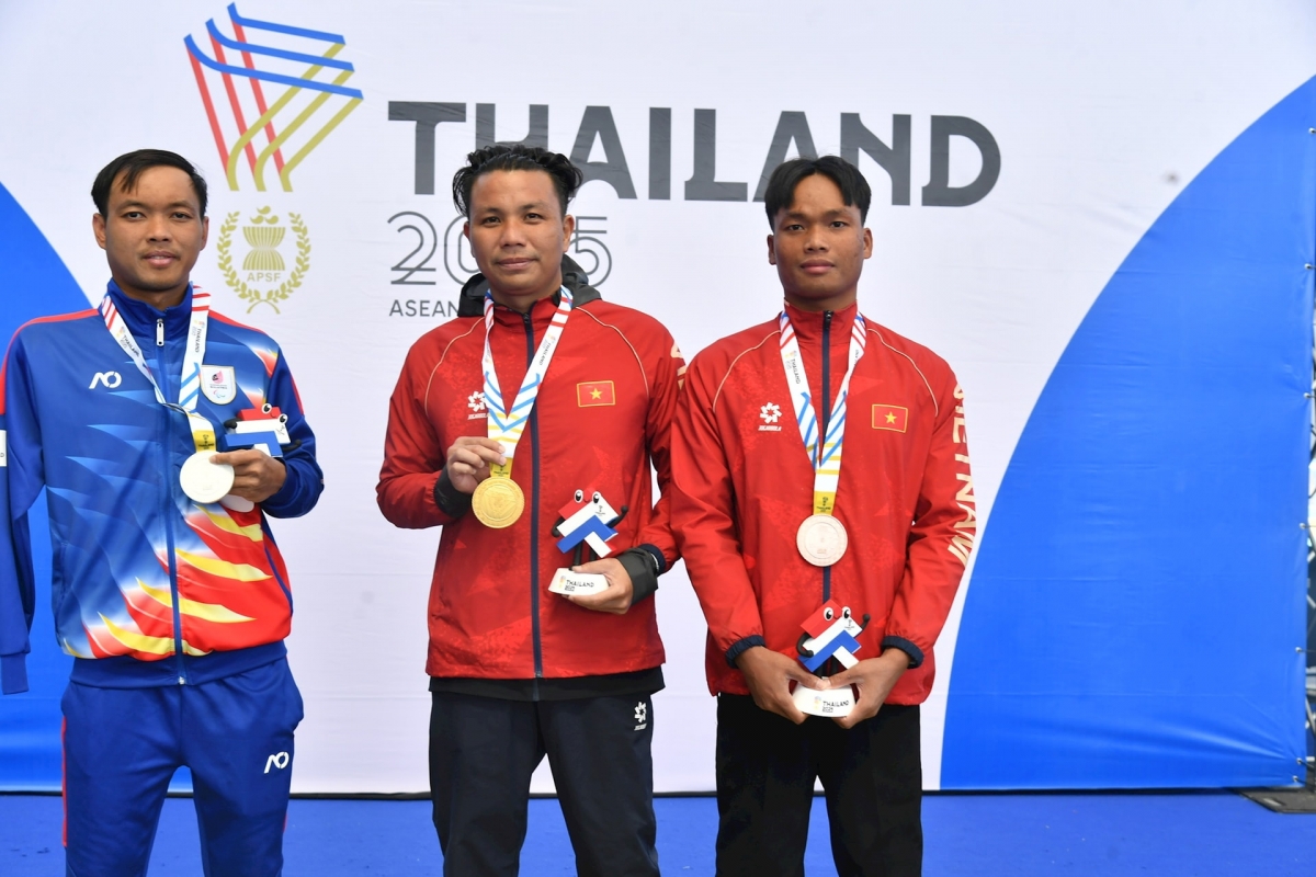 "Kình ngư" Võ Huỳnh Anh Khoa (giữa) giành 3 Huy chương vàng tại Đại hội. Ảnh Quang Dương.