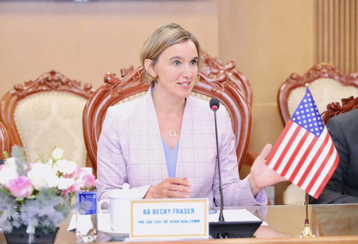 Bà Becky Fraser đại diện Tập đoàn Qualcomm (Hoa Kỳ) phát biểu tại Lễ ký kết - (Ảnh: Moet) 