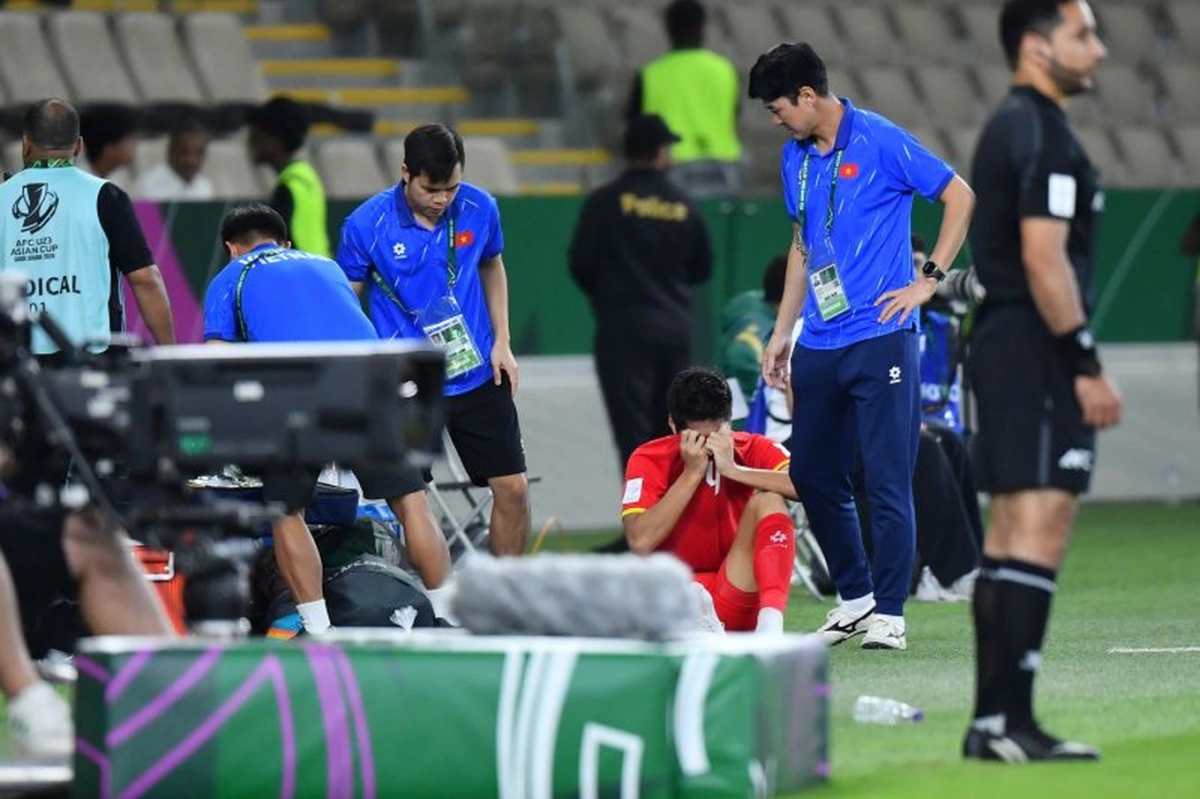 Chấn thương bất ngờ của Hiểu Minh khiến kế hoạch chiến thuật của HLV Kim Sang-sik bị phá sản. Ảnh: VFF.