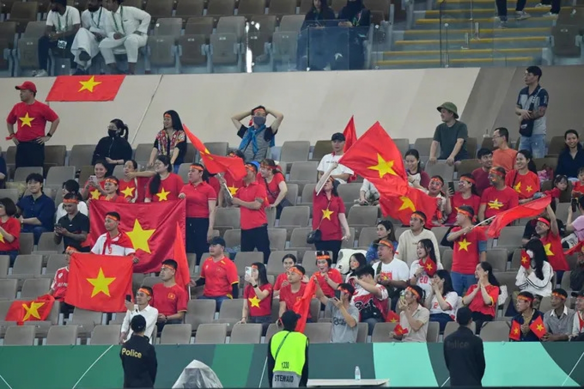 NHM bóng đá Việt Nam không có niềm vui chứng kiến đội bóng của mình tiến vào tới trận chung kết. Ảnh: VFF.