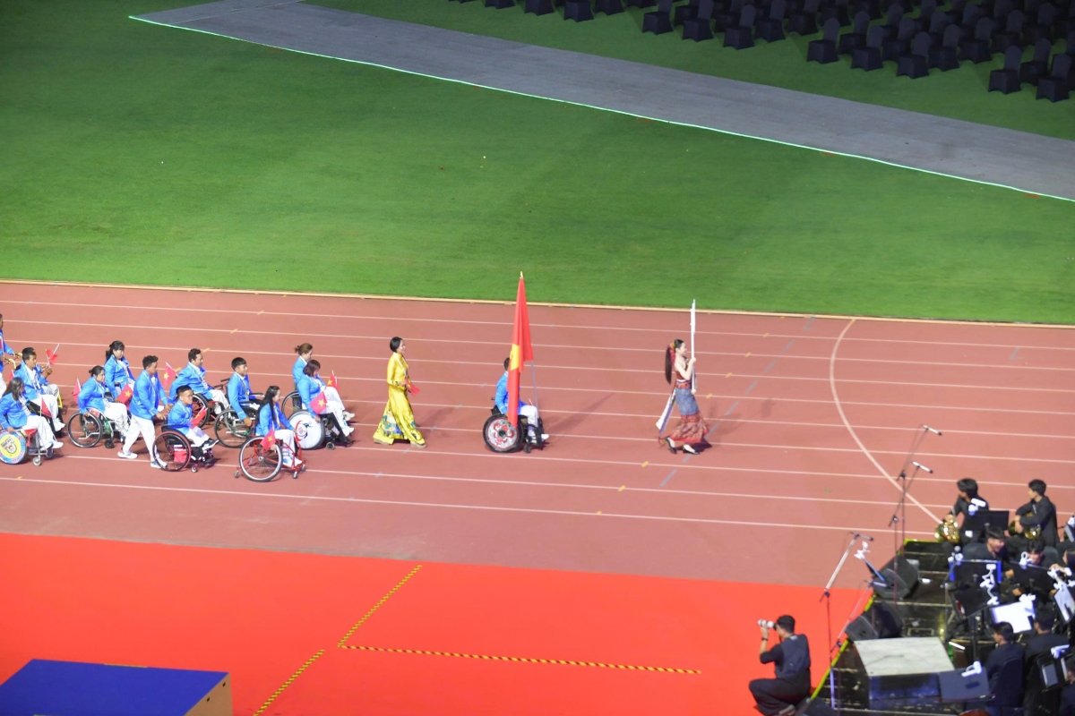 Đoàn thể thao Việt Nam diễu hành, rước cờ tại lễ khai mạc ASEAN Para Games 13 - Ảnh: VIETNAM PARASPORT.