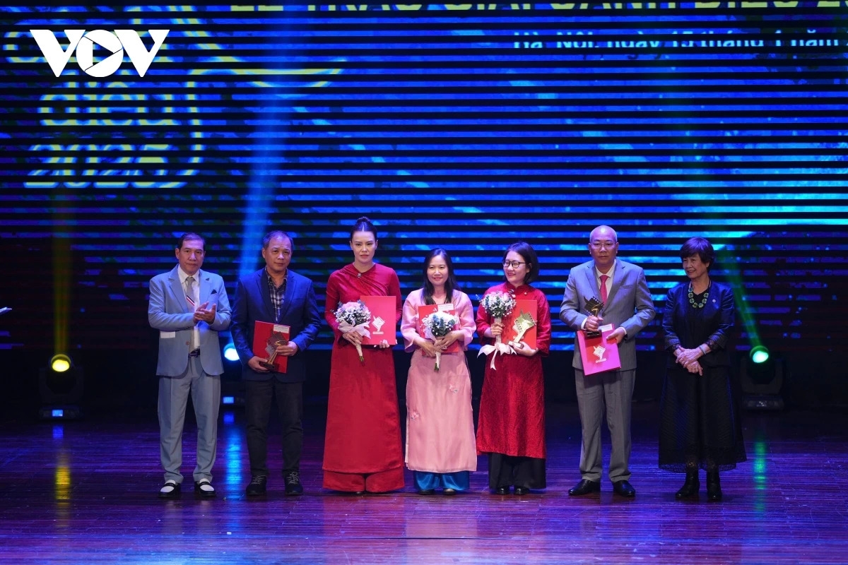 Đạo diễn và ekip phim "Không thời gian" tại lễ trao giải Cánh diều 2025 (Ảnh: VOV.vn)