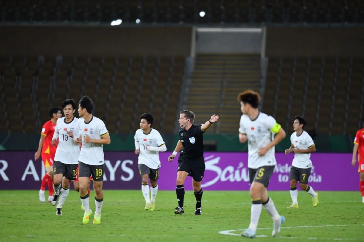 U23 Trung Quốc nhập cuộc rất tốt ngay đầu hiệp 2, với 2 bàn thắng chỉ trong 4 phút, từ phút 48 đến 52. Ảnh: VFF.