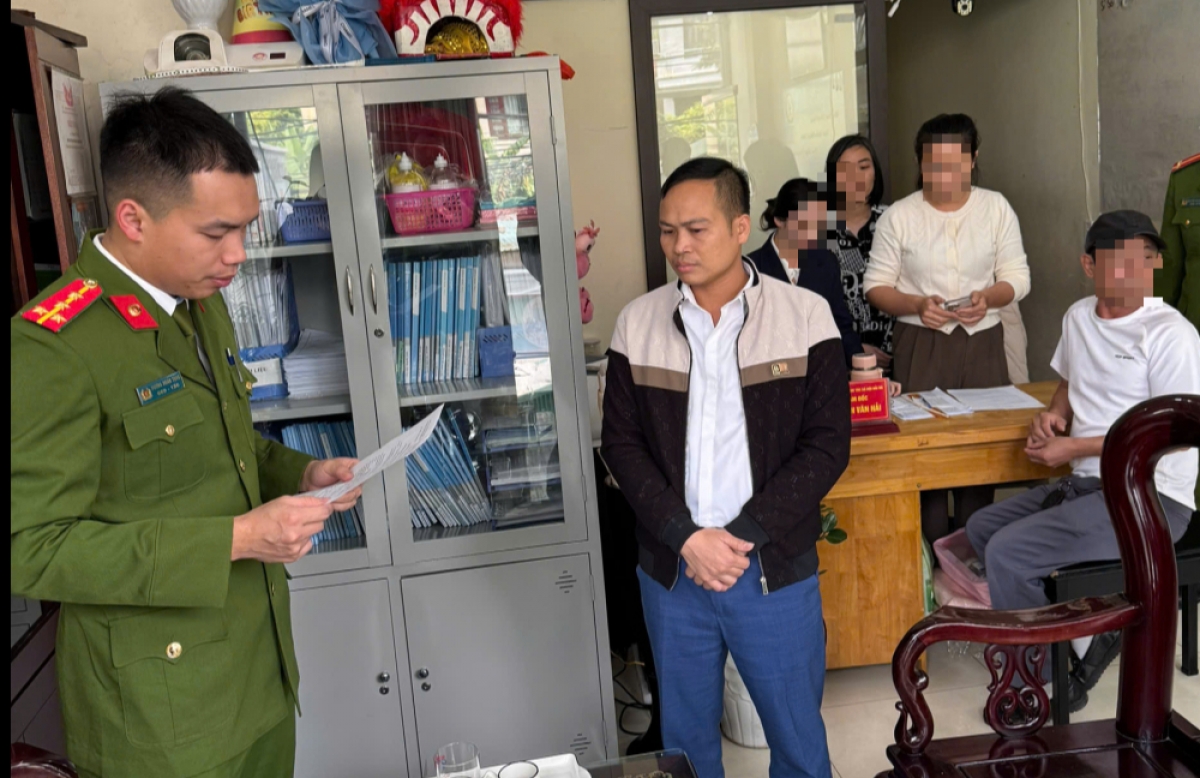 Cơ quan Cảnh sát điều tra (Công an tỉnh Quảng Ninh) thực hiện quy trình tố tụng
đối với Nguyễn Văn Hải, Giám đốc Trung tâm Công tác xã hội Hải Hà.
Ảnh: Báo Quảng Ninh điện tử.