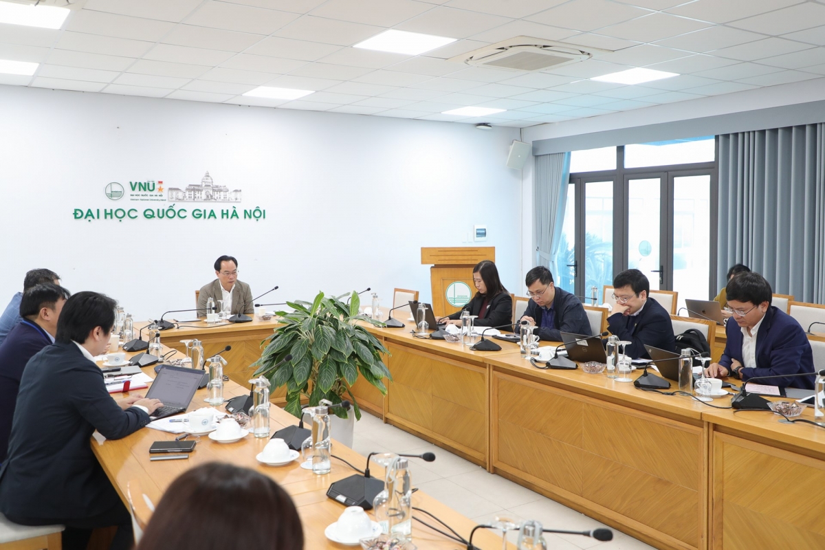 Giám đốc ĐHQGHN Hoàng Minh Sơn chủ trì cuộc họp (Ảnh: VNU)