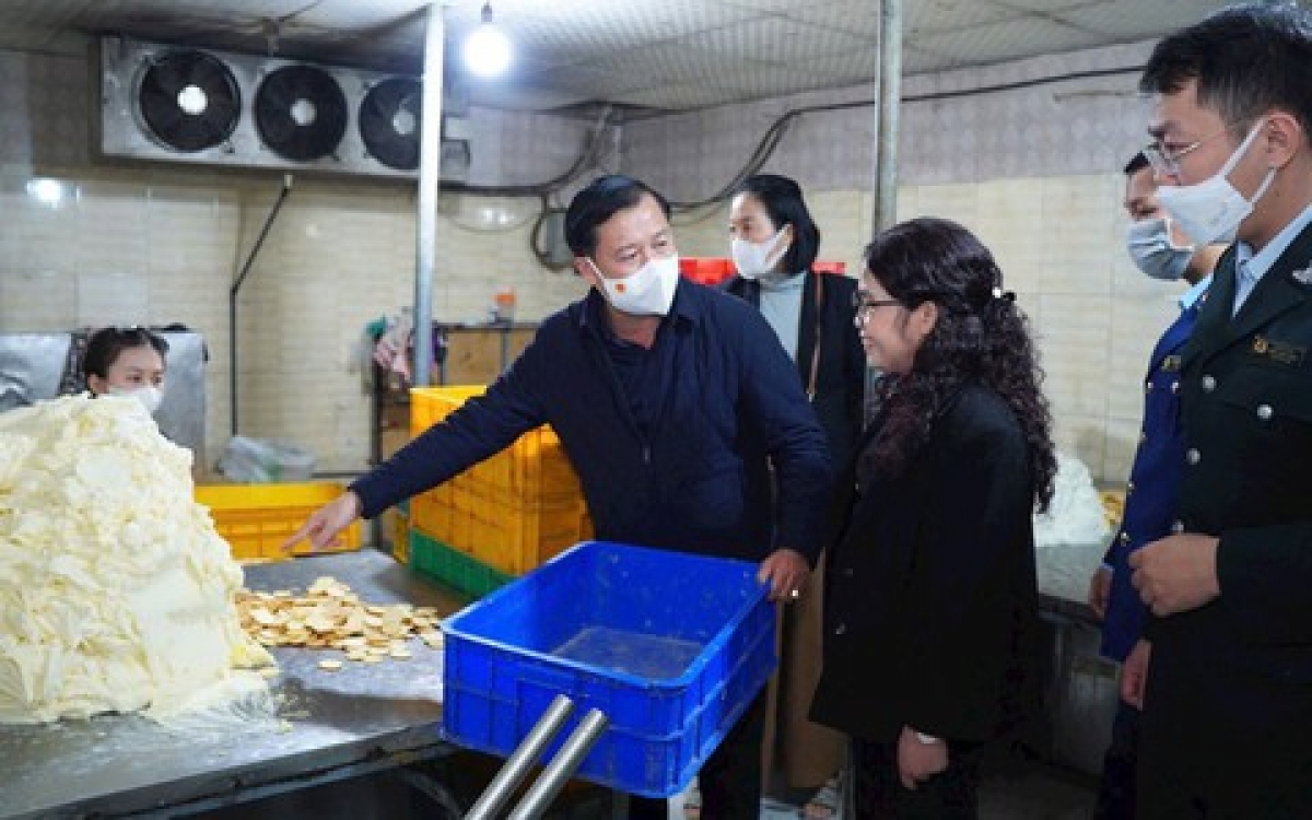 Đoàn kiểm tra liên ngành kiểm tra một cơ sở sản xuất, chế biến thực phẩm tại Hà Nội. Ảnh: Sở YT HN