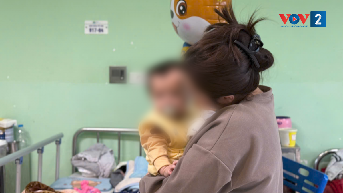 Con chị Vũ Thị Quỳnh An bị nhiễm khuẩn tiết niệu từ khi mới hai tháng tuổi