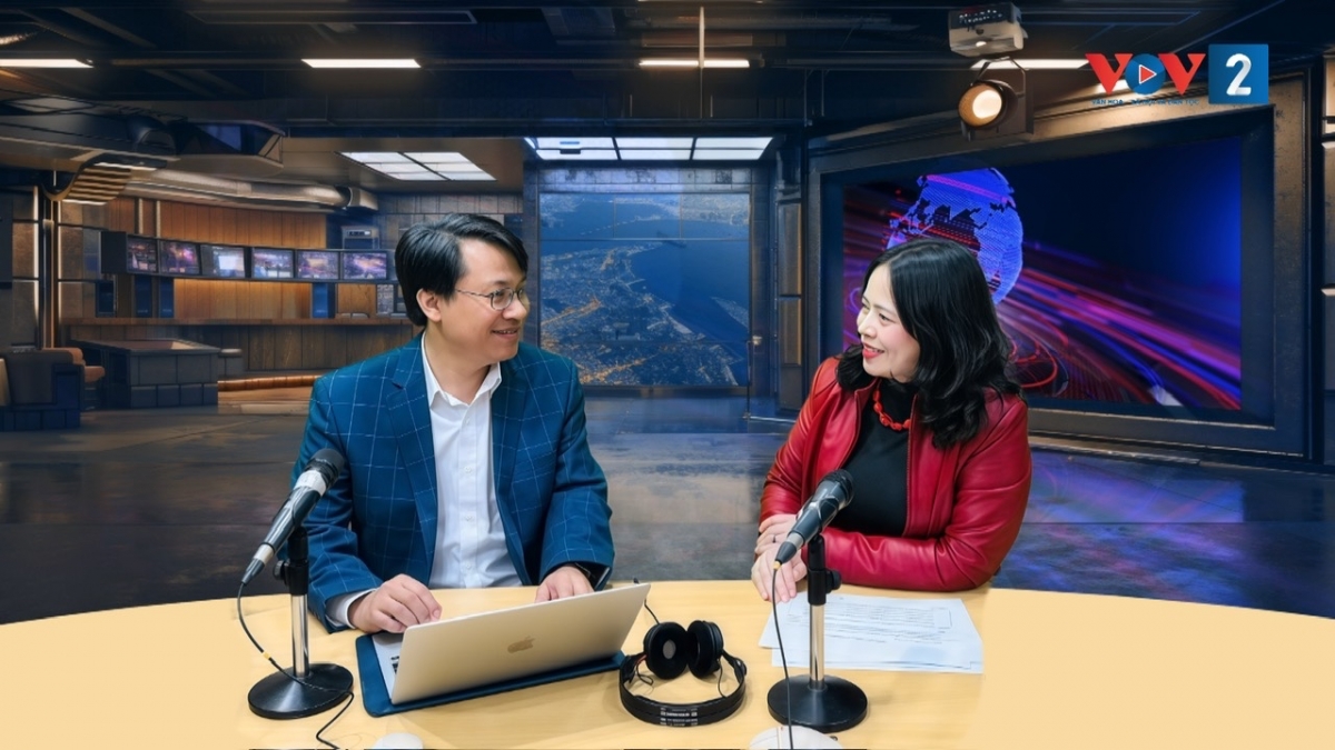 
PGS.TS Nghiêm Xuân Huy - Viện trưởng Viện Đào tạo số và Khảo thí - Đại học Quốc gia Hà Nội tại phòng thu của VOV2 (Ảnh VOV2)