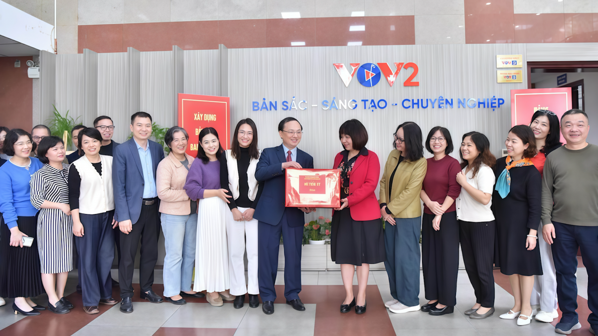 Tổng Giám đốc VOV Đỗ Tiến Sỹ động viên các cán bộ, viên chức, người lao động VOV2 thực hiện nhiệm vụ tuyên truyền Đại hội đại biểu toàn quốc lần thứ XIV của Đảng.