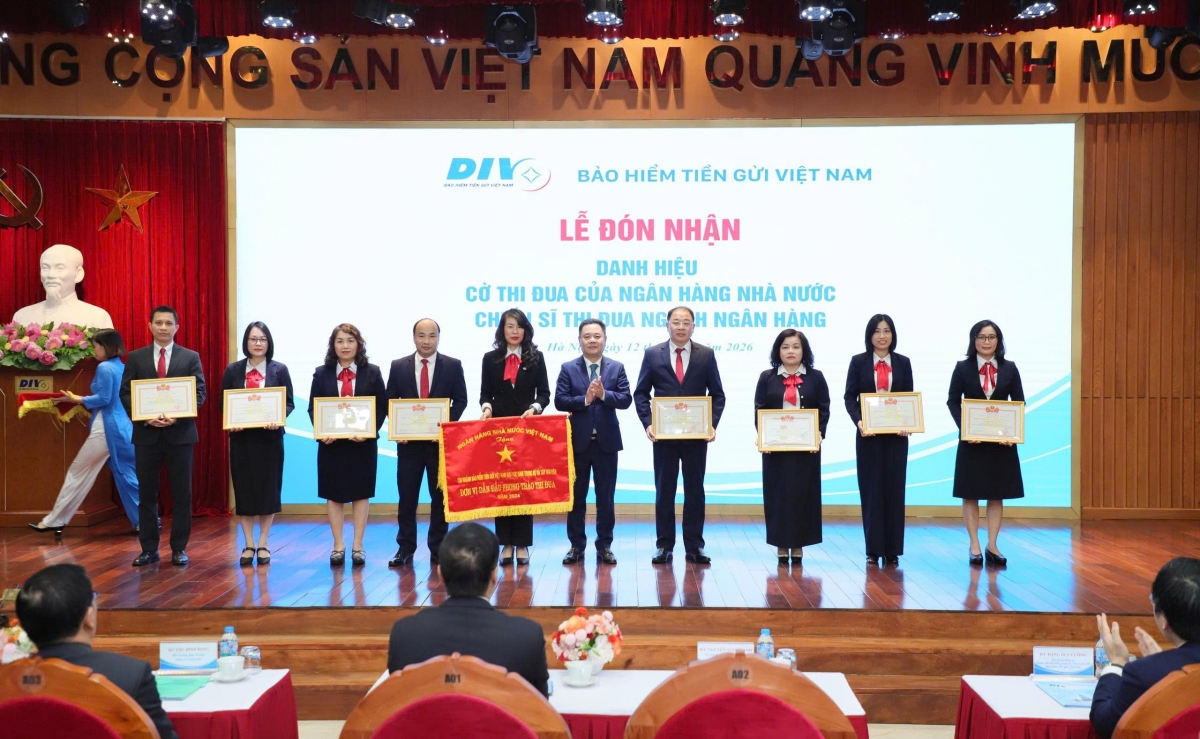 Phó Thống đốc Nguyễn Ngọc Cảnh trao các phần thưởng cho tập thể và cá nhân (Nguồn: BHTGVN)