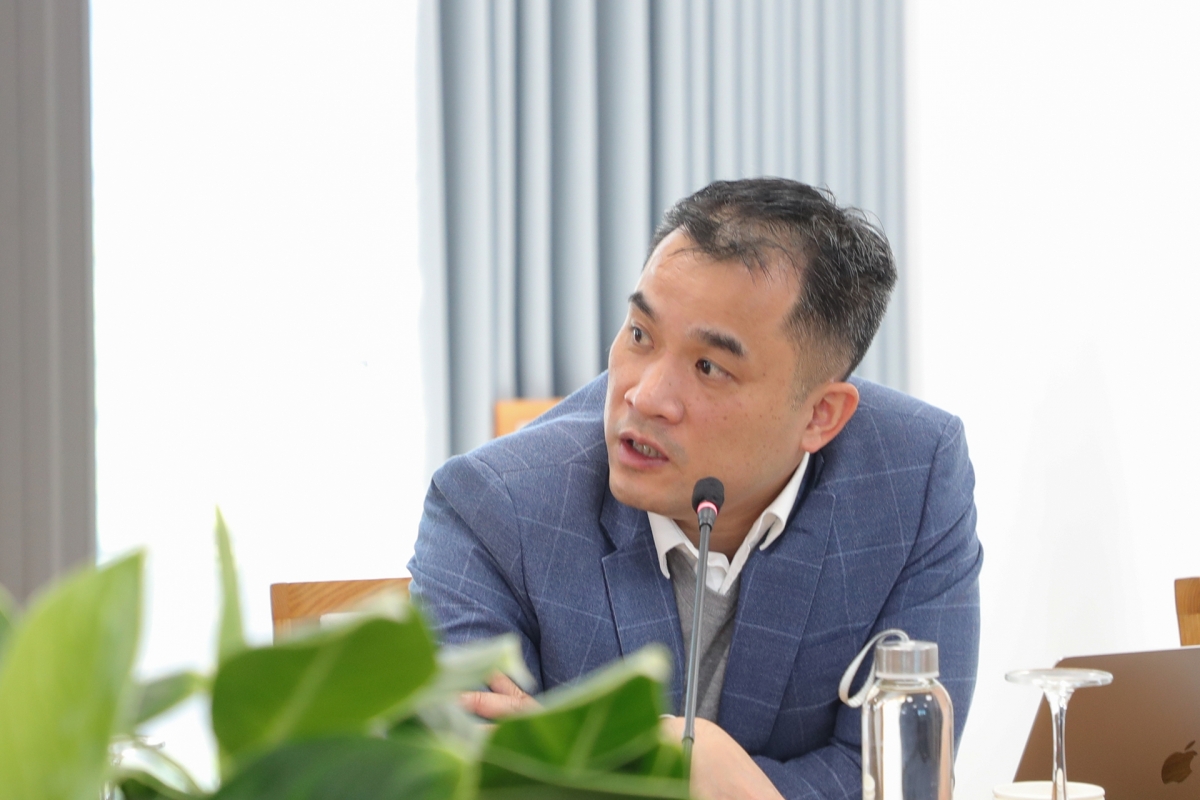 Phó Giám đốc ĐHQGHN Phạm Bảo Sơn chia sẻ tại cuộc họp (Ảnh: VNU)