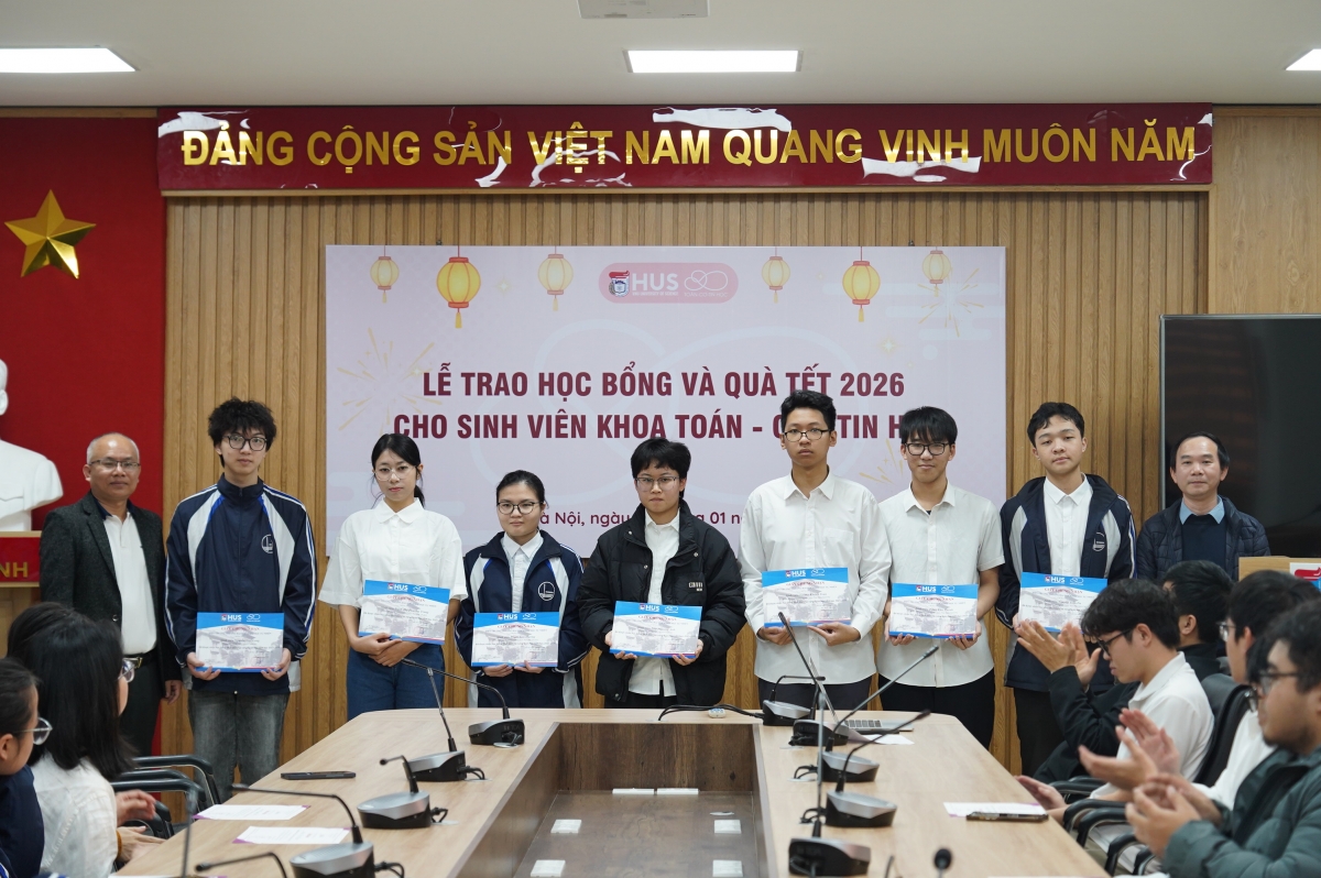 Học viên, sinh viên nhận học bổng (Ảnh HUS)