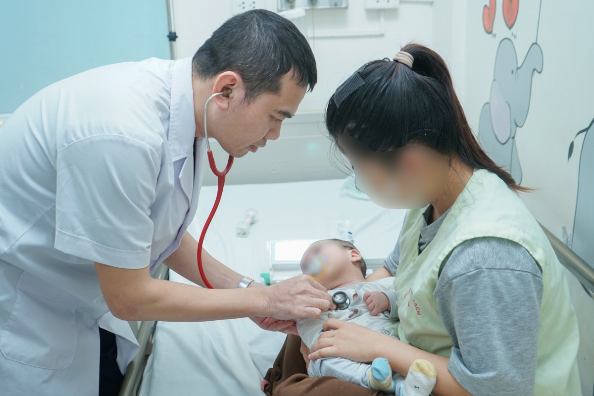 BS Đỗ Anh Tiến thăm khám lại cho bệnh nhi sau ca phẫu thuật. (Ảnh: BVCC)