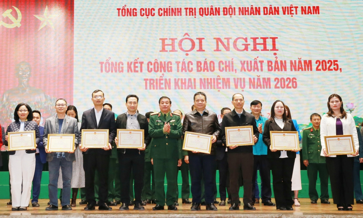 Phóng viên Thu Hòa của VOV2 nhận Bằng khen của Bộ trưởng Bộ Quốc phòng (Ảnh: TTXVN)