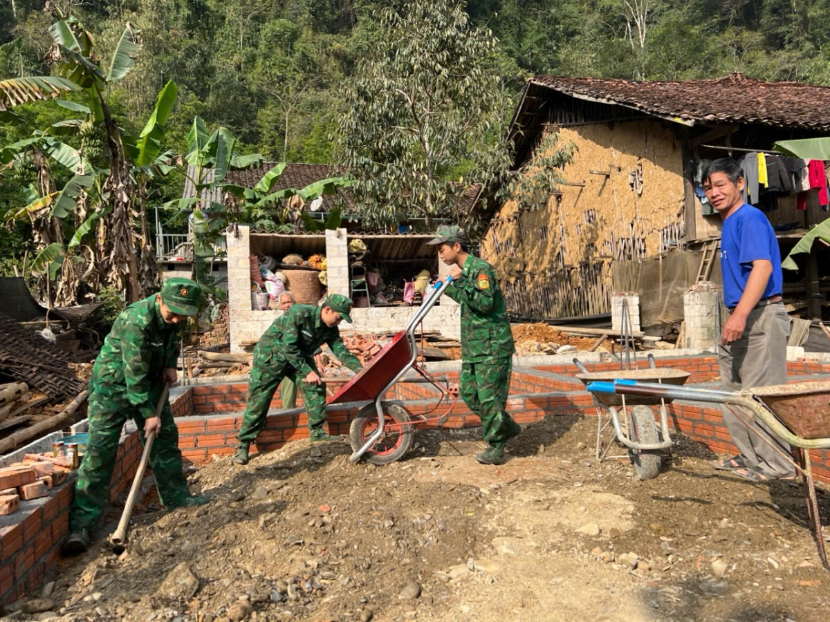 Nhờ những hoạt động giúp dân như xóa nhà tạm nhà dột nát, Đồn biên phòng Cửa khẩu Trà Lĩnh được quần chúng cung cấp nhiều thông tin có giá trị trong phòng chống tội phạm (Ảnh: BĐBP Cao Bằng)