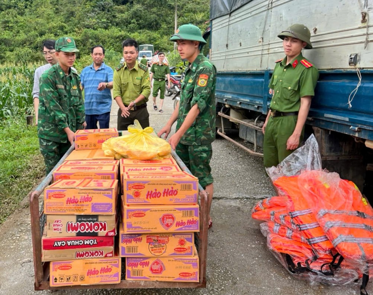 BĐBP phối hợp với các lực lượng kịp thời hỗ trợ nhu yếu phẩm cho nhân dân bị cô lập do mưa lũ
(Ảnh: BĐBP Cao Bằng)