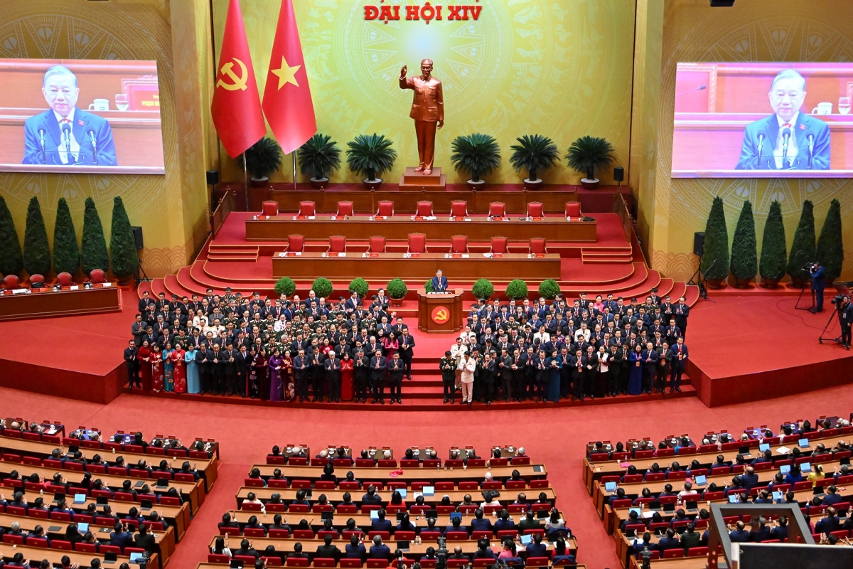 Ban Chấp hành Trung ương Đảng khóa XIV ra mắt Đại hội (Ảnh TTXVN)