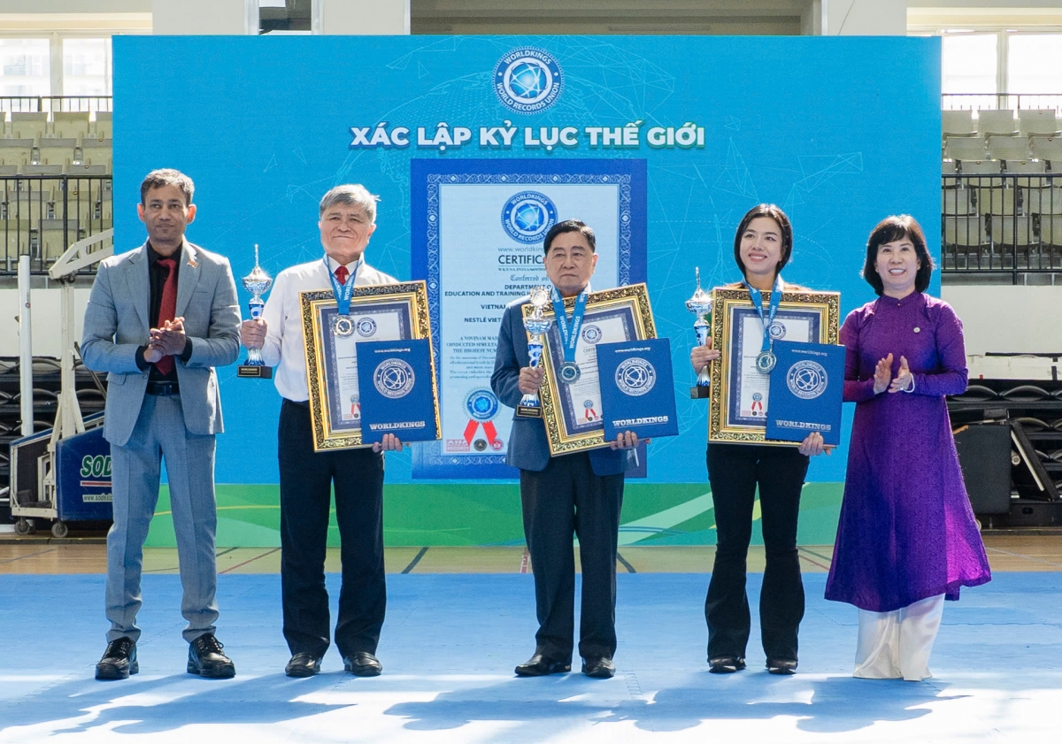 Đại diện đơn vị tổ chức, công bố và xác lập kỷ lục Thế giới - Worldkings trao bằng chứng nhận
đến các đơn vị đồng sở hữu Kỷ lục (ảnh: BTC)