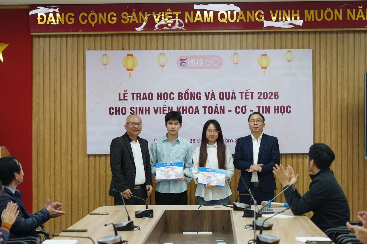 PGSTS Trần Mạnh Cường, Phó Hiệu trưởng Trường ĐHKHTN (bên phải) và TS Nguyễn Thanh Bình (bên trái) củng 2 sinh viên (Đặng Thuỳ Trang, lớp K68 A1 Toán học thứ 2 từ phải sang) được nhận học bổng Đỗ Quân (Ảnh HUS)
