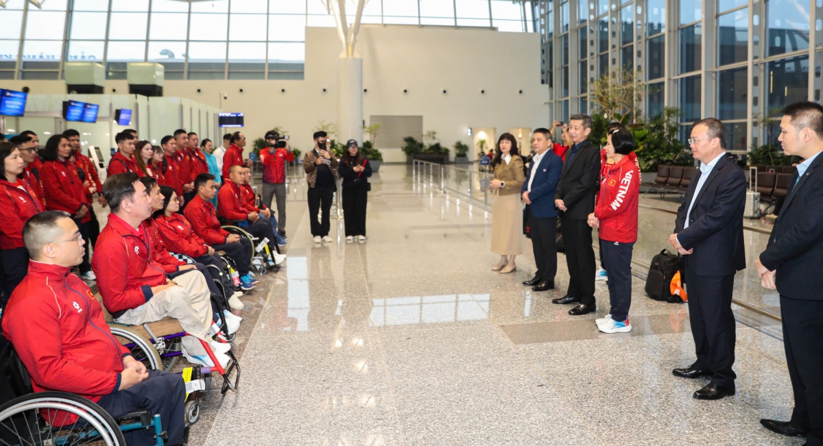 Cục trưởng Nguyễn Danh Hoàng Việt và các lãnh đạo Cục TDTT  tiễn đoàn tại sân bay