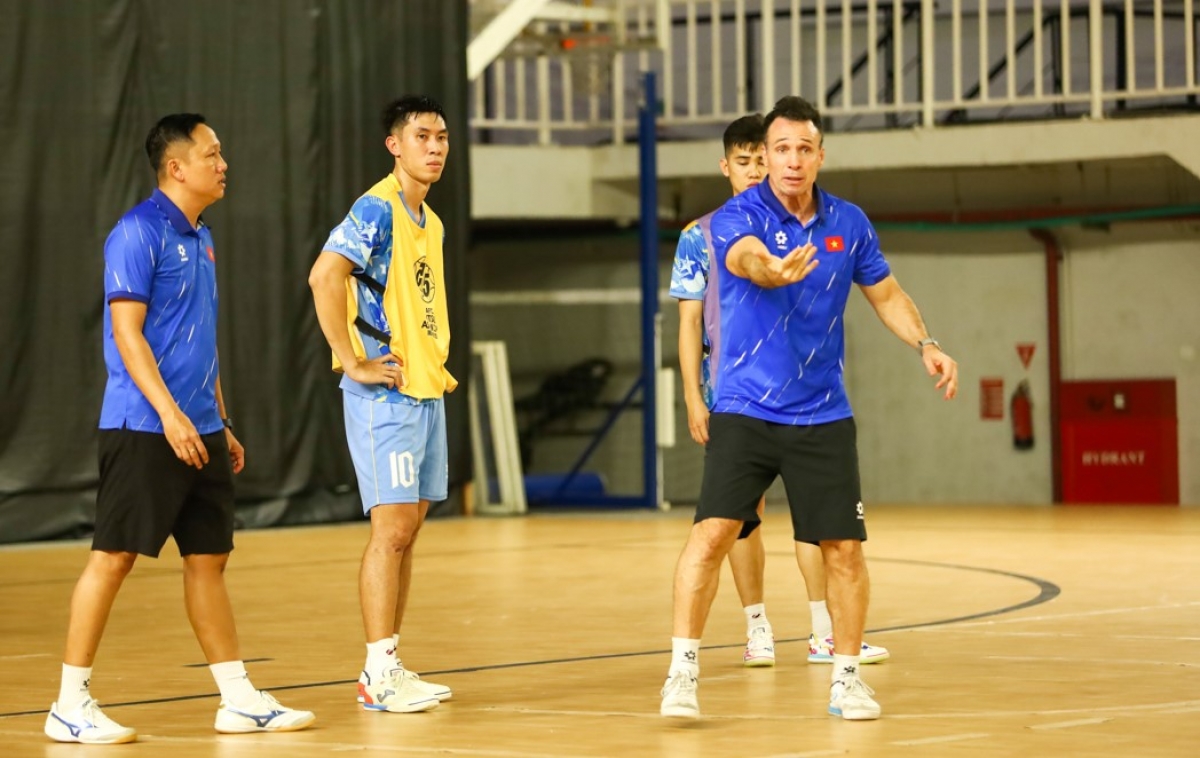 HLV Giustozzi yêu cầu toàn đội tập trung tốt đa cho trận ra quân (Ảnh: VFF)