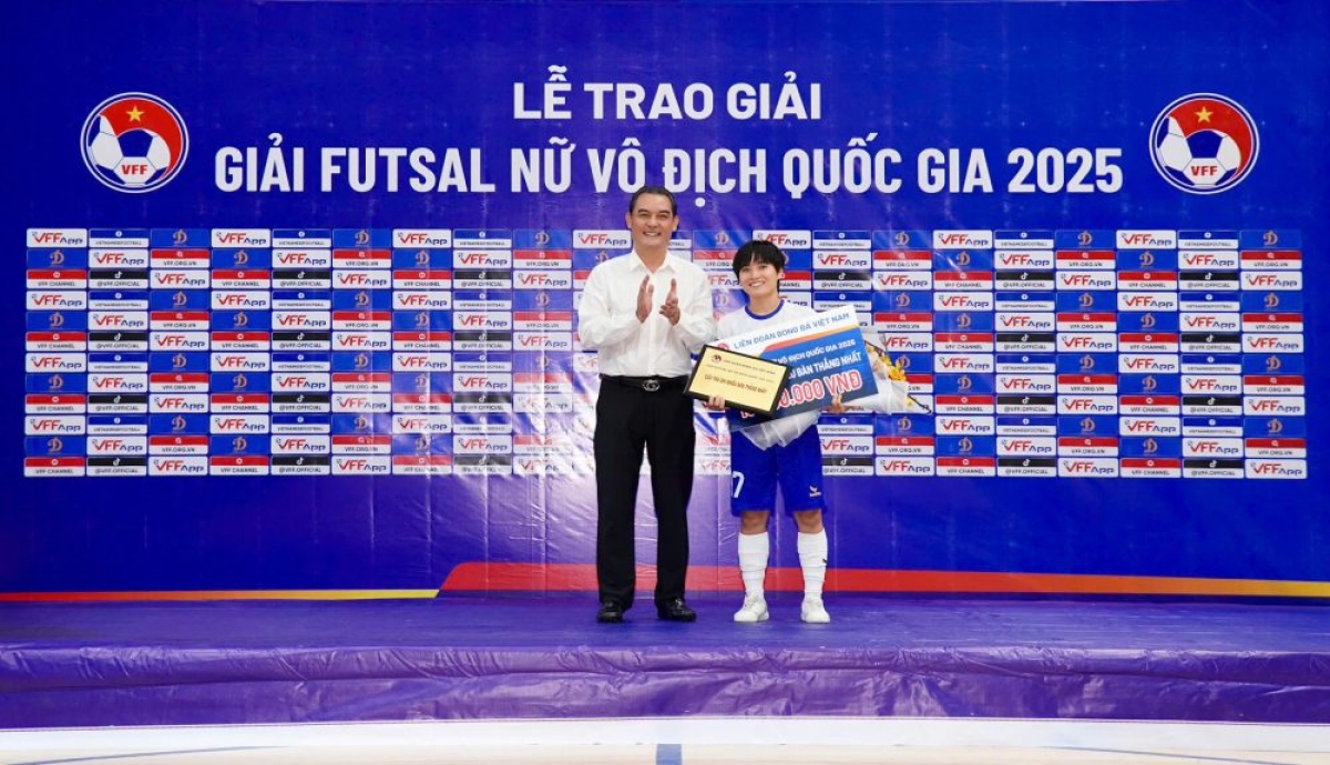 Bùi Thị Trang (Thái Sơn Nam Tp HCM) nhận cú đúp danh hiệu cá nhân gồm Vua phá lưới và Cầu thủ xuất sắc nhất giải (Ảnh: VFF)