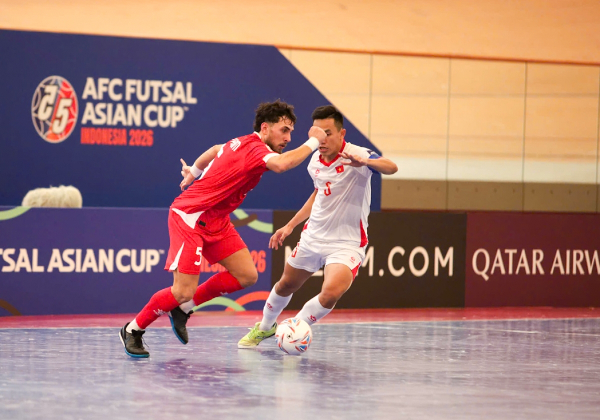 Hàng phòng ngự đội tuyển futsal Việt Nam đứng vững dù chơi thiếu người (Ảnh: VFF)