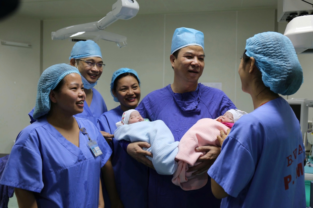 Niềm vui của BS Hứa Minh Tuân và các y bác sĩ của khoa khi đón thêm những em bé chào đời từ phương pháp thụ tinh ống nghiệm. Ảnh: BVCC