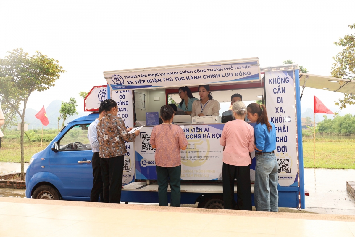 Được hỗ trợ, người dân tại nhiều xã, phường thuận lợi hơn khi thực hiện các thủ tục hành chính.
Ảnh: hanoimoi.vn