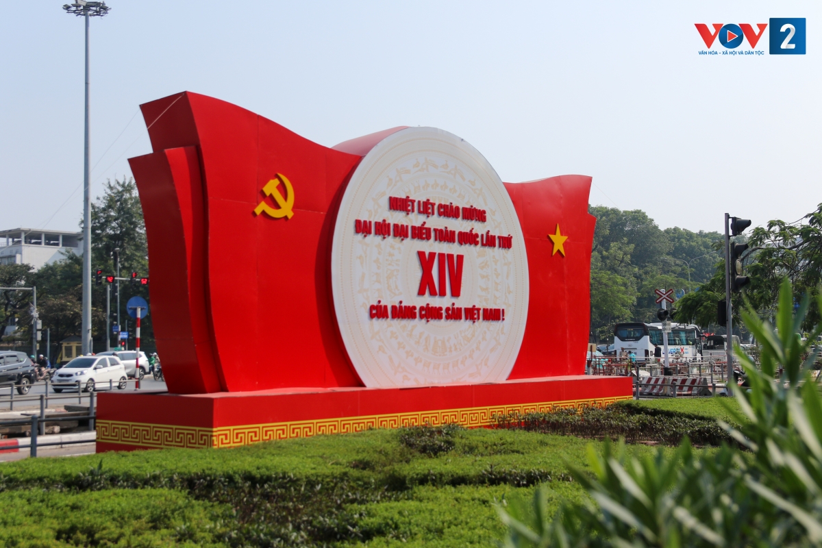 Tại các nút giao thông lớn, các cụm pano khổ lớn với khẩu hiệu như thế này được dựng lên vững chãi, tạo điểm nhấn thị giác mạnh mẽ.