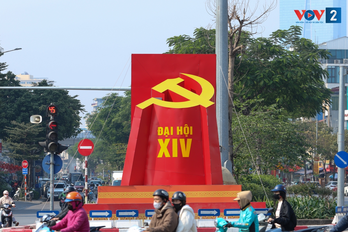 Một cụm mô hình trang trí với thiết kế độc đáo được bố trí tại nút giao Ô Chợ Dừa (Hà Nội).