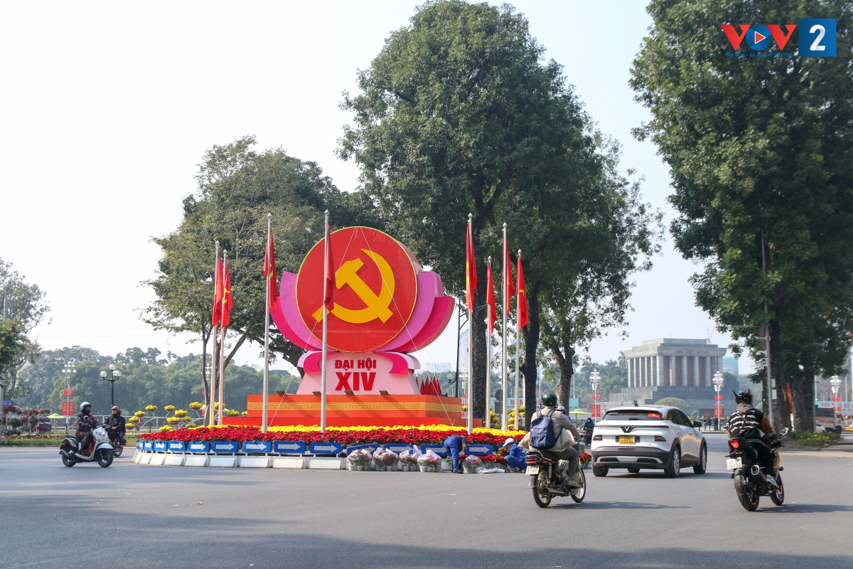 Cụm trang trí cổ động trực quan quy mô lớn được đặt tại vị trí trang trọng nhất ở nút giao Điện Biên Phủ - Độc Lập. Đây là cửa ngõ dẫn vào khu vực trung tâm chính trị Ba Đình, nơi hình ảnh biểu tượng Đảng Cộng sản Việt Nam và Quốc kỳ hiện lên uy nghiêm.