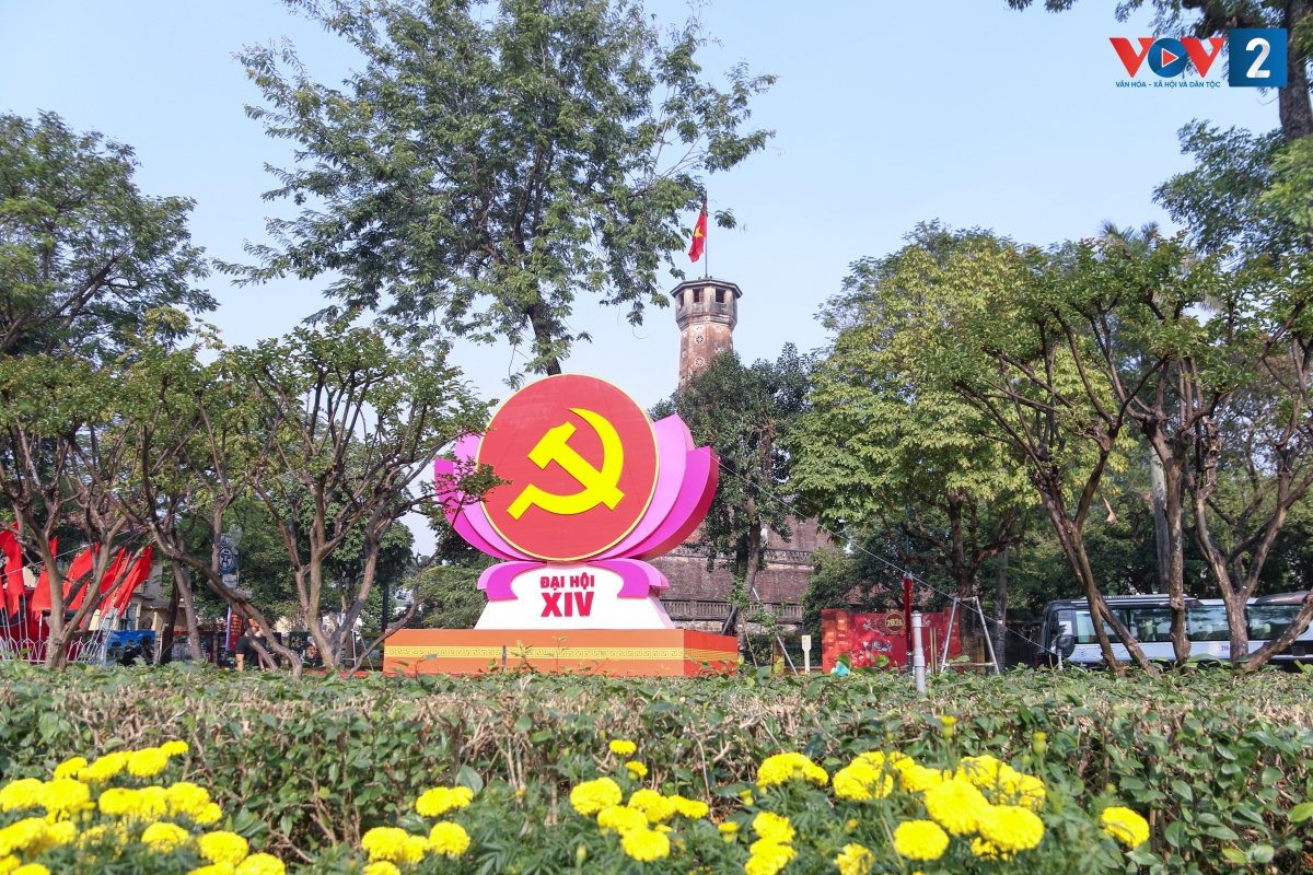 Cụm mô hình trang trí chào mừng Đại hội đại biểu toàn quốc lần thứ XIV của Đảng được đặt tại vườn hoa Lê-nin.