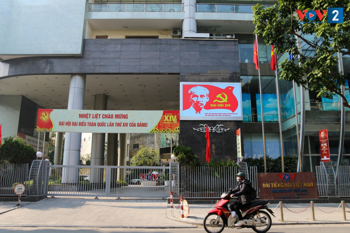 Trang trí chào mừng Đại hội lần thứ XIV của Đảng tại Trung tâm Phát thanh Quốc gia, 58 Quán Sứ, phường Cửa Nam.
