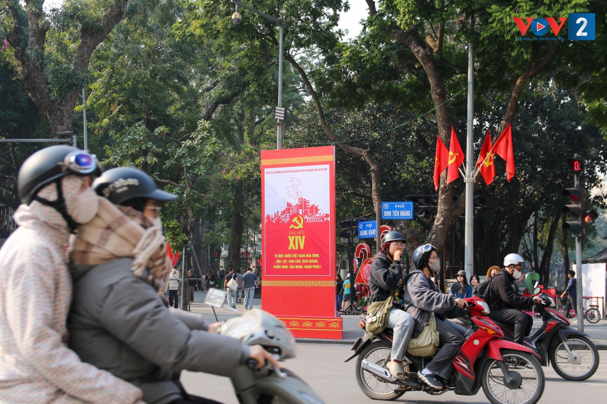 Khu vực hồ Hoàn Kiếm – "trái tim" của Thủ đô những ngày này rực rỡ hơn thường lệ. Hệ thống pano, áp phích chào mừng được bố trí hài hòa với cảnh quan, thu hút sự chú ý của đông đảo người dân và du khách quốc tế. Hình ảnh ghi nhận tại khu vực phía trước trụ sở Ủy ban nhân dân thành phố Hà Nội.