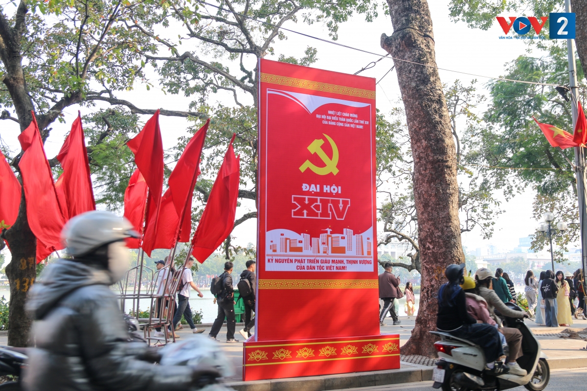 Không khí ngày hội lan tỏa đến mọi lứa tuổi. Đại hội lần thứ XIV của Đảng không chỉ là dấu mốc chính trị mà còn là niềm hy vọng về một tương lai đất nước phát triển mạnh mẽ hơn.​​​​​