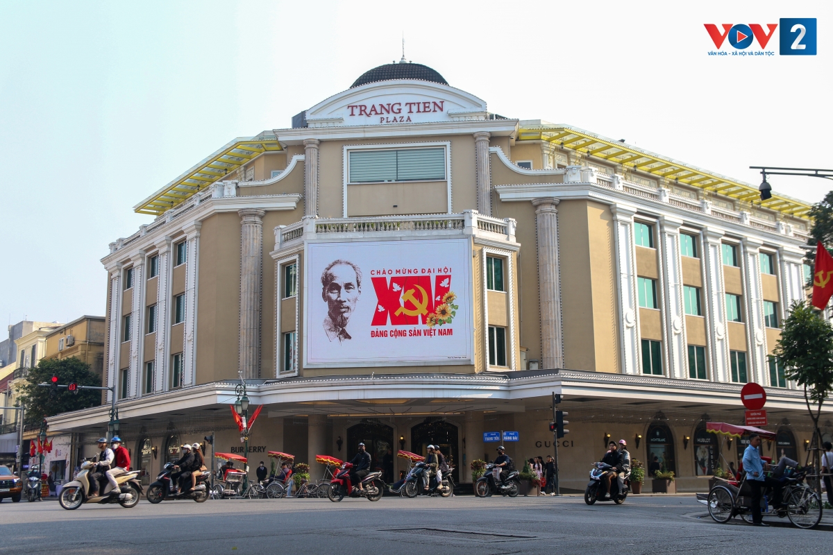 Công nghệ hiện đại được ứng dụng để tăng sự thu hút. Hệ thống màn hình LED tại các tòa nhà cao tầng, trung tâm thương mại liên tục trình chiếu hình ảnh, video clip cổ động, đưa thông điệp Đại hội đến gần hơn với người dân.