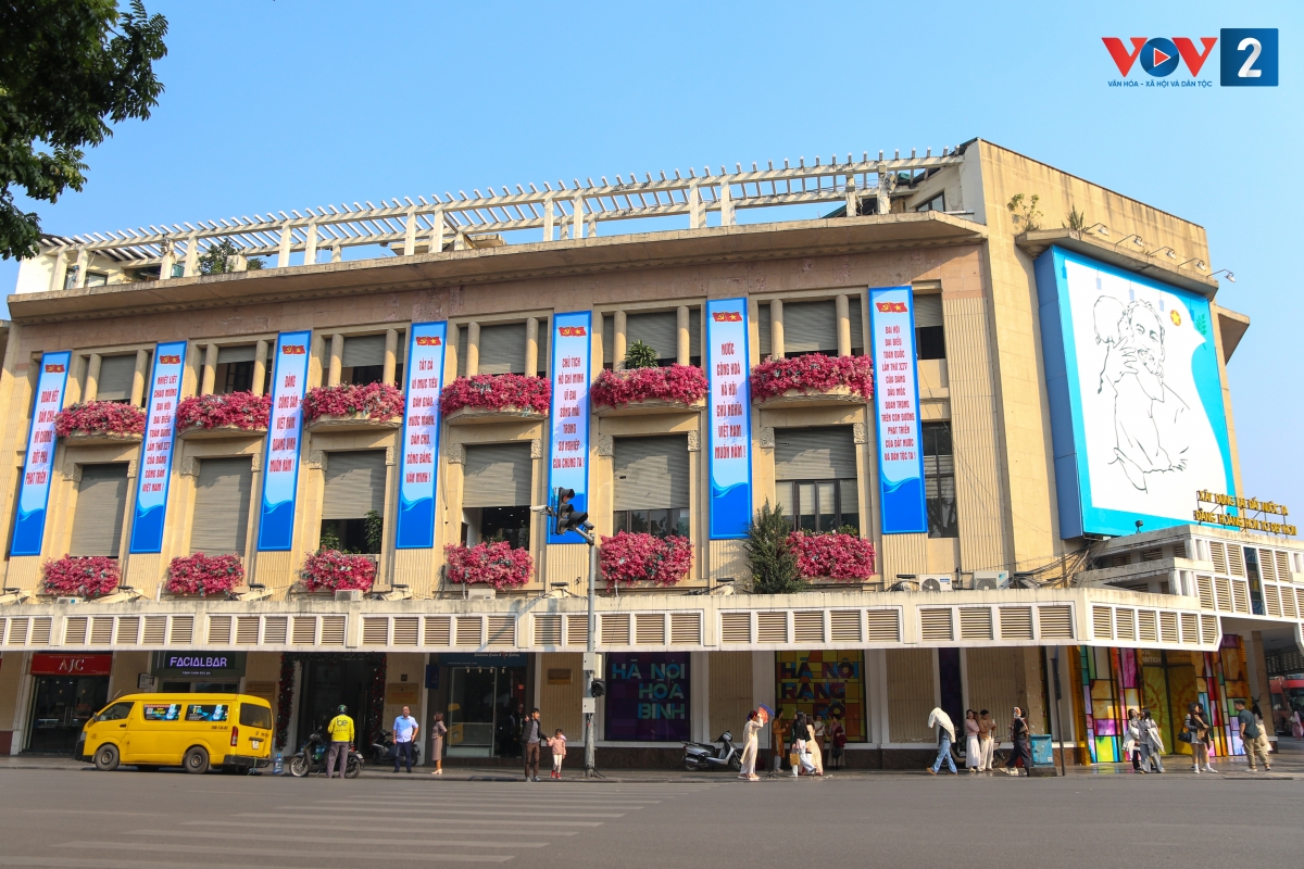 Những ngày này, Hà Nội khoác lên mình diện mạo trang trọng, rực rỡ với sắc đỏ của cờ Tổ quốc, cờ Đảng và các băng rôn, khẩu hiệu chào mừng Đại hội đại biểu toàn quốc lần thứ XIV của Đảng.