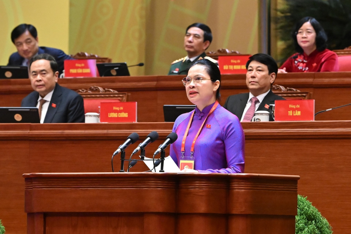 Đồng chí Hà Thị Nga trình bày tham luận tại Đại hội (Ảnh: TTXVN)