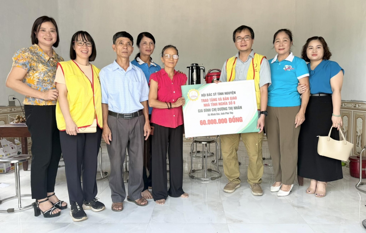 Hội Bác sĩ tình nguyện trao tặng nhà tình nghĩa cho người dân có hoàn cảnh khó khăn (Ảnh: NVCC)