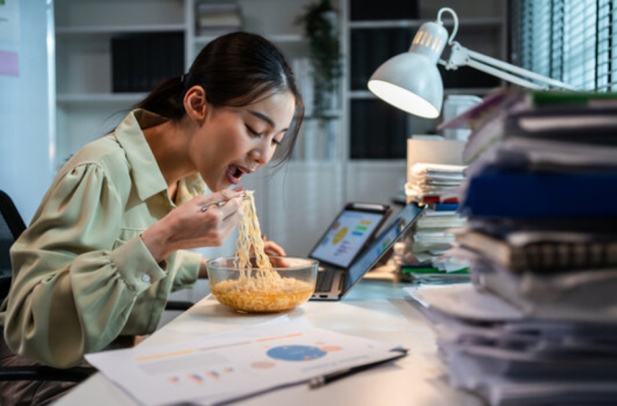 Thức khuya, ăn đêm khiến người trẻ dễ tăng cân không kiểm soát. (Ảnh Internet)