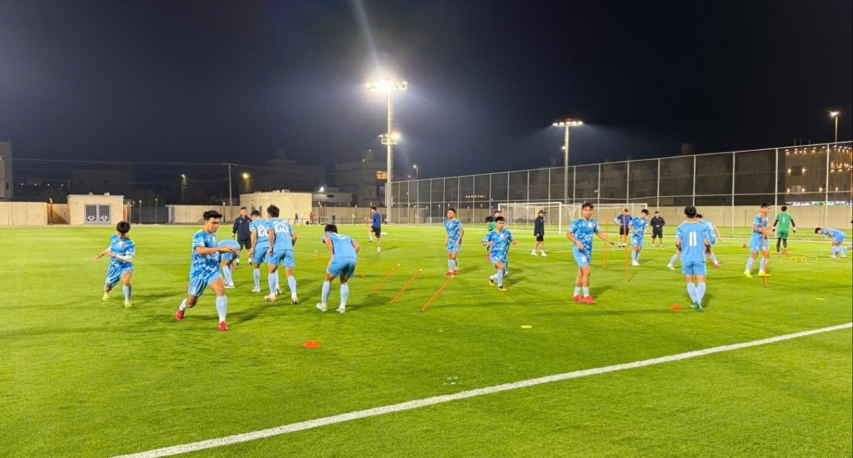 Các tuyển thủ U23 Việt Nam ra sân tập ngay sau khi có mặt tại Ả-rập Xê-út (ảnh: VFF)