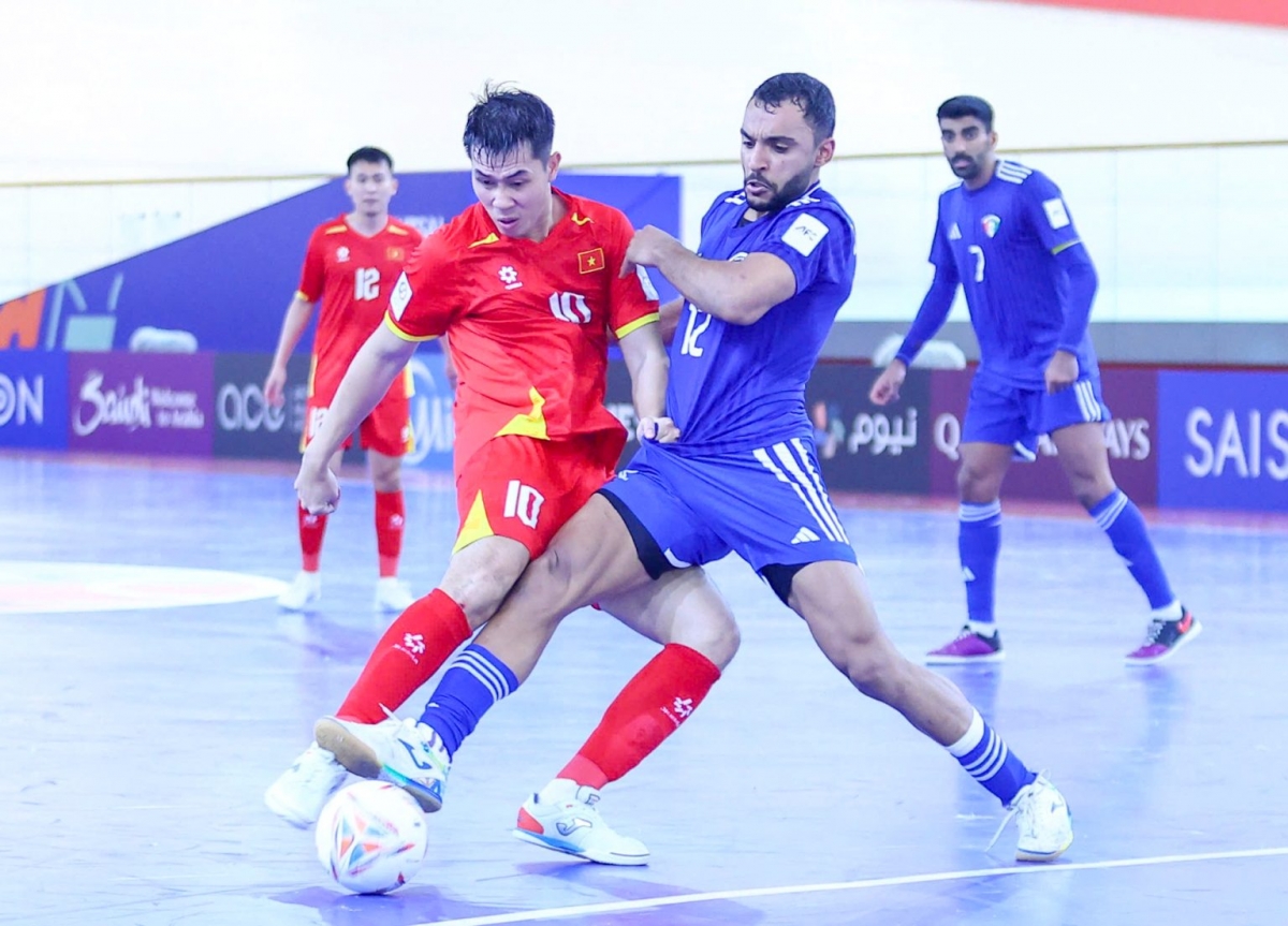 Dù bị dẫn trước, tuyển futsal Việt Nam (áo đỏ) thi đấu quyết tâm, ngược dòng giành chiến thắng (Ảnh VFF)