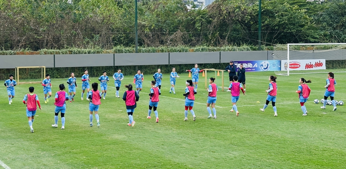 Tuyển nữ Việt Nam khởi động nhẹ nhàng trước buổi tập