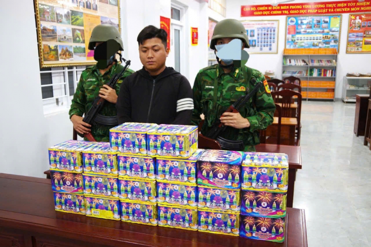 BĐBP Khánh Hòa bắt giữ đối tượng vận chuyển số lượng lớn pháo hoa nổ trái phép (Ảnh: Đơn vị cung cấp)