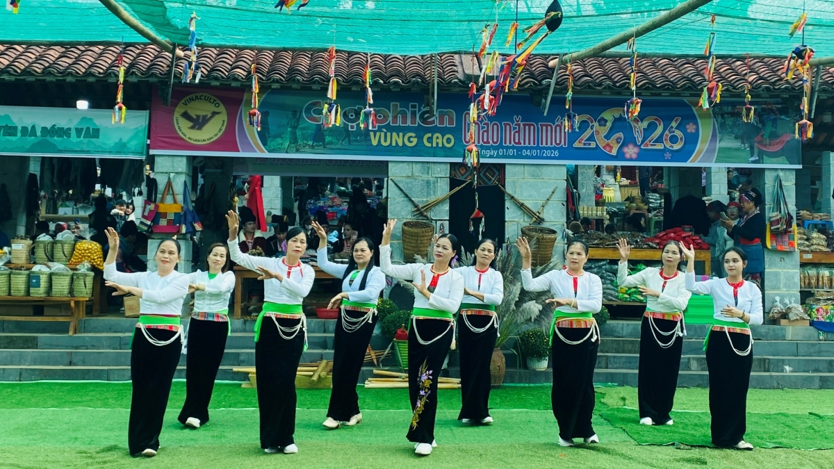 Các chương trình dân ca, dân vũ của đồng bào các dân tộc Việt Nam. Ảnh: LVHDLCDTVN