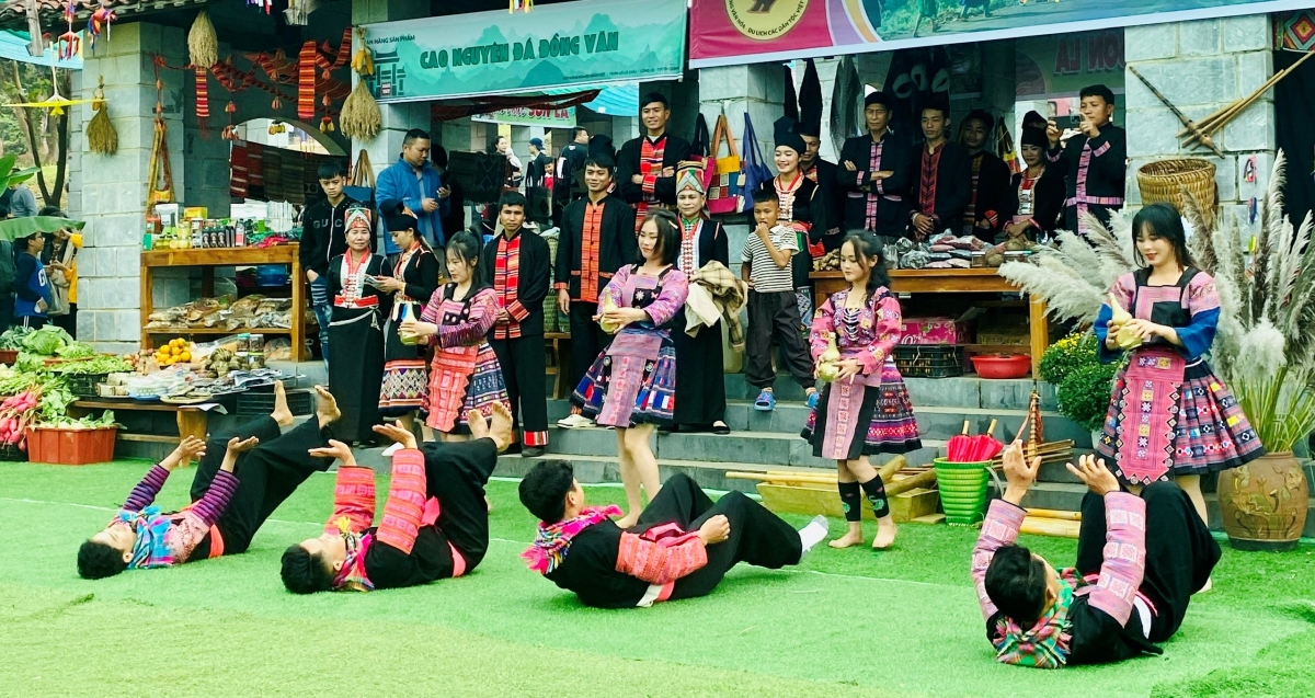 Vui đón xuân mới với phiên chợ vùng cao. Ảnh: LVHDLCDTVN