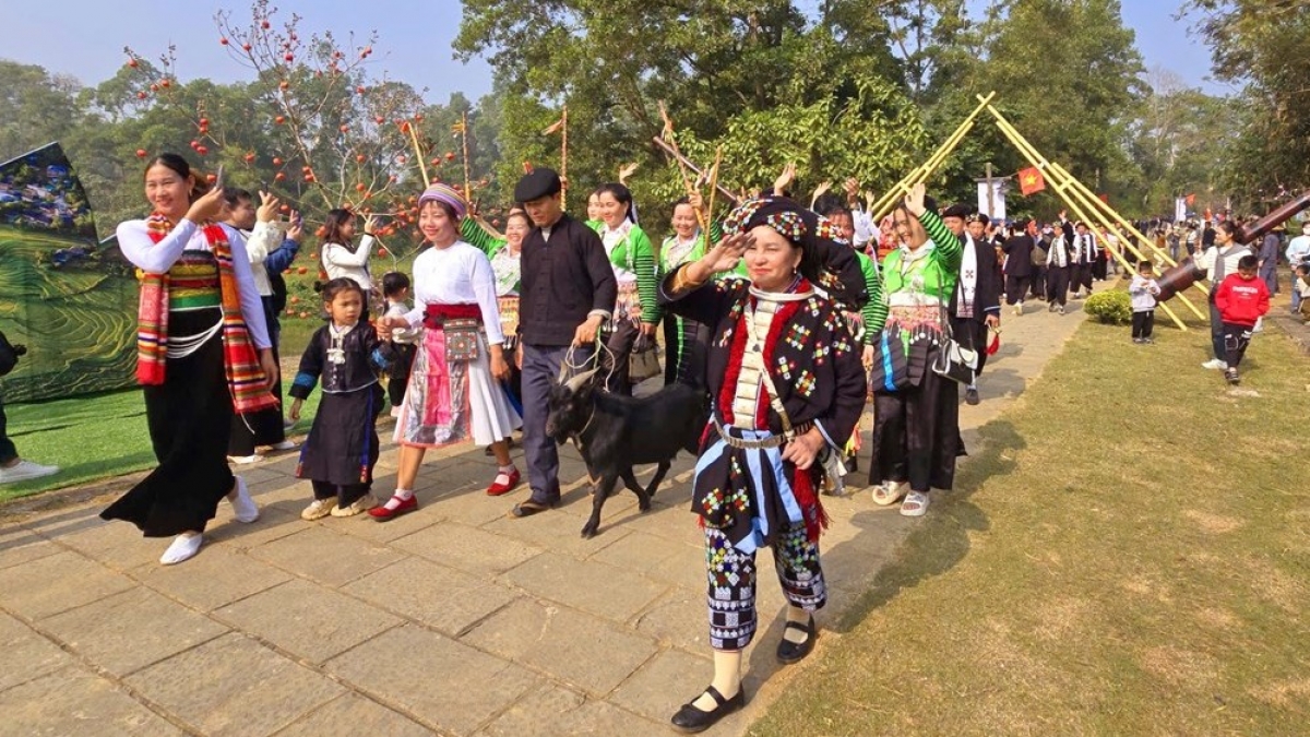 Không khí đón xuân rộn rã tại làng Văn hóa - Du lịch các dân tộc Việt Nam. Ảnh: LVHDLCDTVN