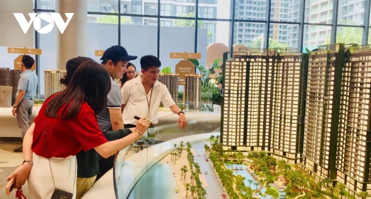 Nhà đầu tư tìm hiểu thông tin một dự án bất động sản ở Hà Nội