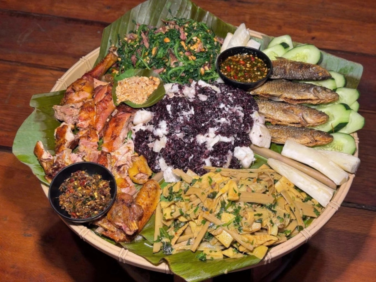 Mâm cơm đãi khách nồng hậu của người A Lưới với đủ đầy hương vị núi rừng: Cá suối chiên giòn, gà nướng, xôi nếp nương và các loại rau rừng dân dã. Bên cạnh là những khúc sắn đồi dẻo bùi, gợi nhớ hương vị xưa của đại ngàn.